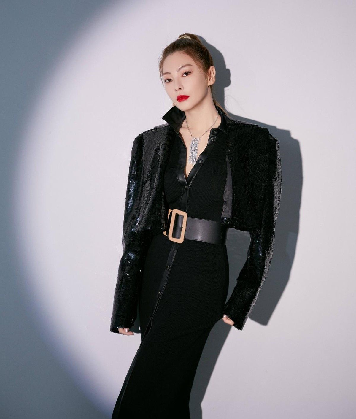 张雨绮再现西装杀,精致干练造型配复古红唇气场超强,女神太迷人