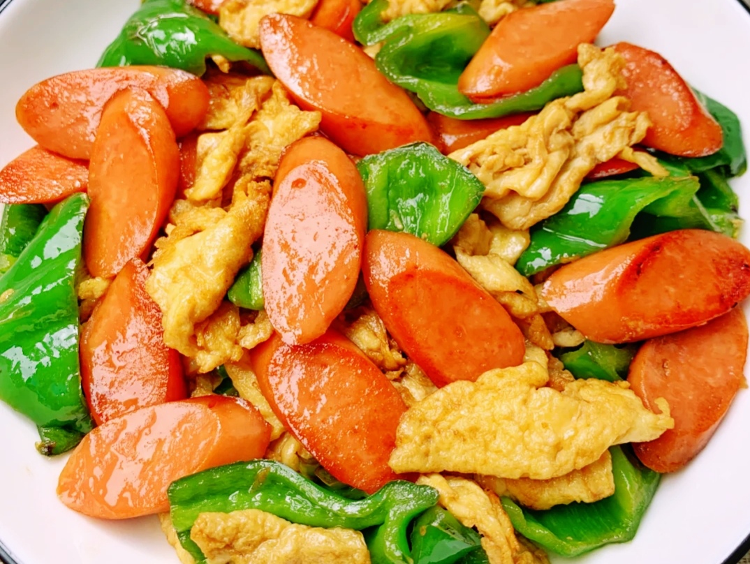 烹饪制作过程步骤:1,将青椒切块,火腿切片,鸡蛋打入碗中打散备用.