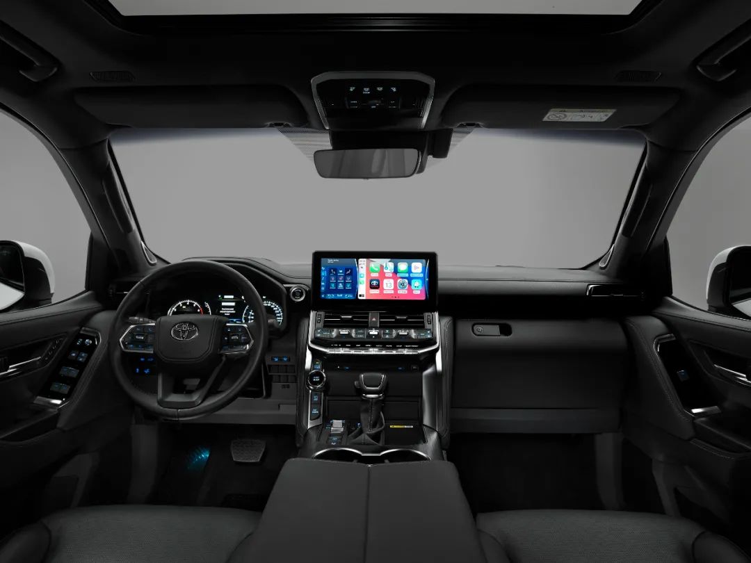 相较于外形,内饰的变化则比较大,换句话说,lc300的内饰看起来能跟上