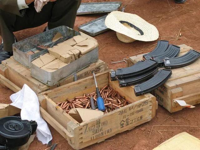 战场上士兵如何给弹匣快速装填子弹快速装弹器了解一下