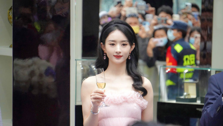 赵丽颖昆明活动生图美成仙女披肩后更美举杯喝香槟动作绝了