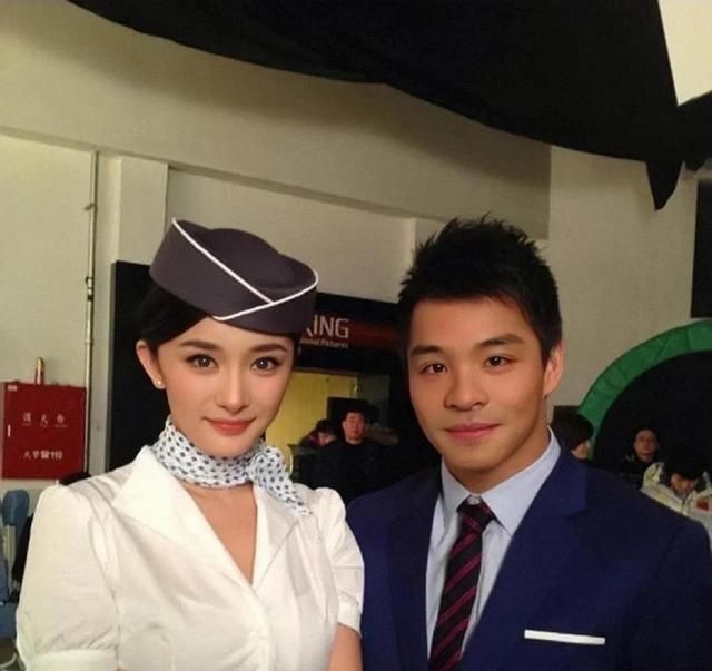 其实不止杨幂,很多女明星的空姐造型都很惊艳,之前李沁在电影里扮演