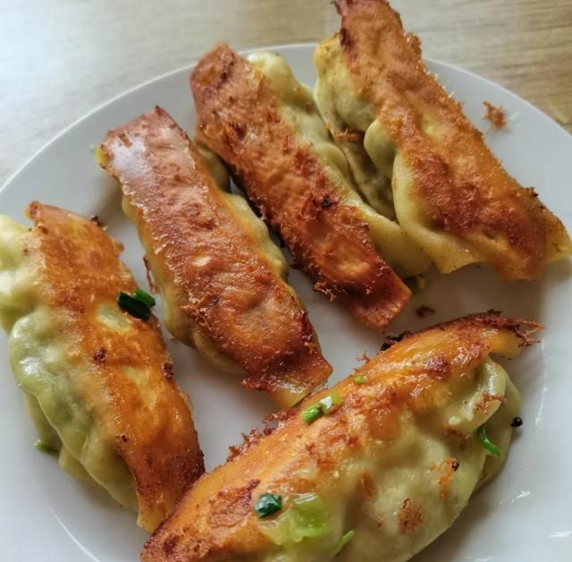 青岛老四方最火爆的鱼锅贴,老板:休渔期鱼是冰的,味道稍差点