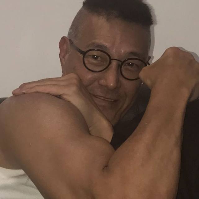 与任达华欧阳震华等罕见合影年过60的元彪卢惠光身材依旧健硕