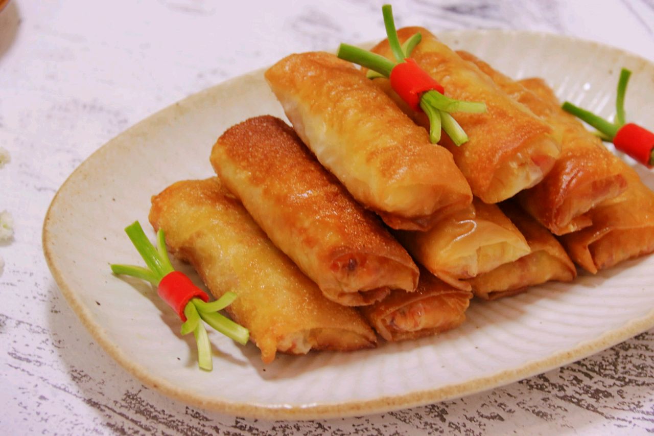 外酥里嫩的炸春卷,口味多变,皮薄馅多,一口一个停不下来
