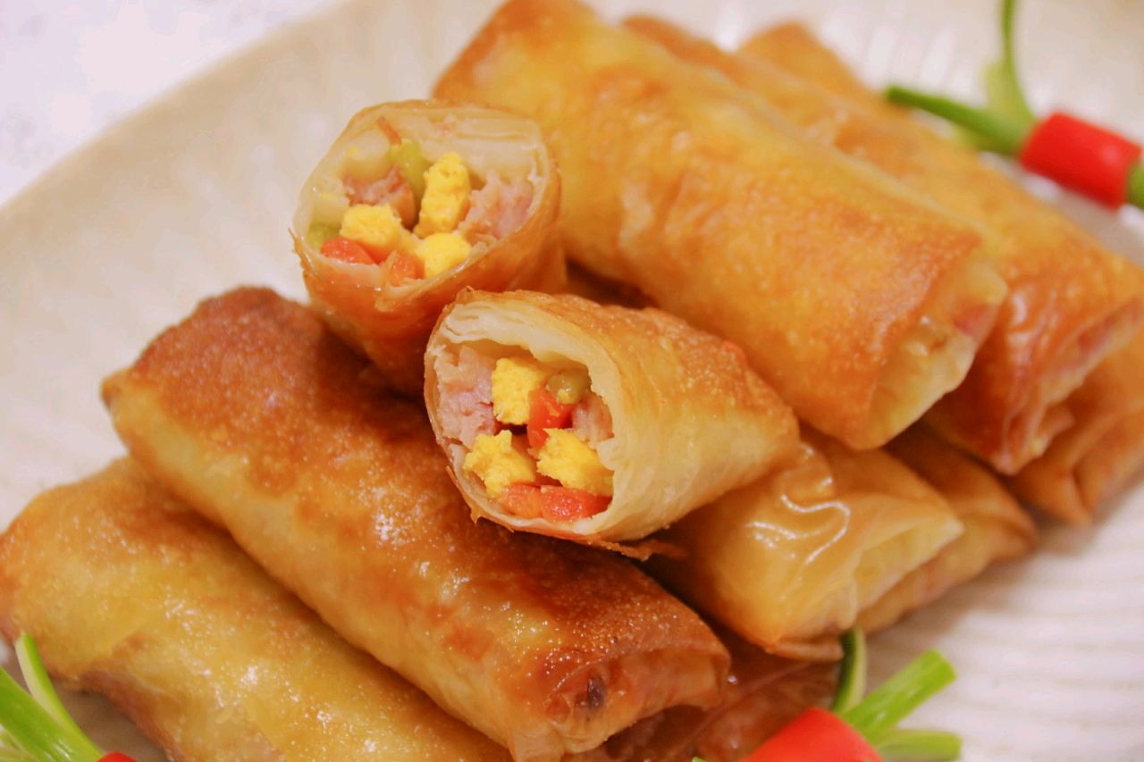 外酥里嫩的炸春卷,口味多变,皮薄馅多,一口一个停不下来