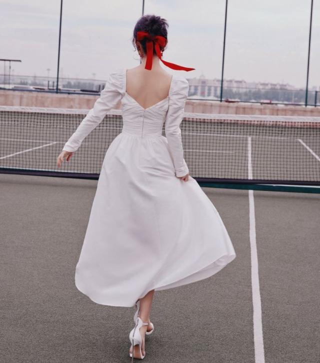 赵丽颖白色长裙出席活动,又甜又飒气质绝,侧身照才知道她有多瘦