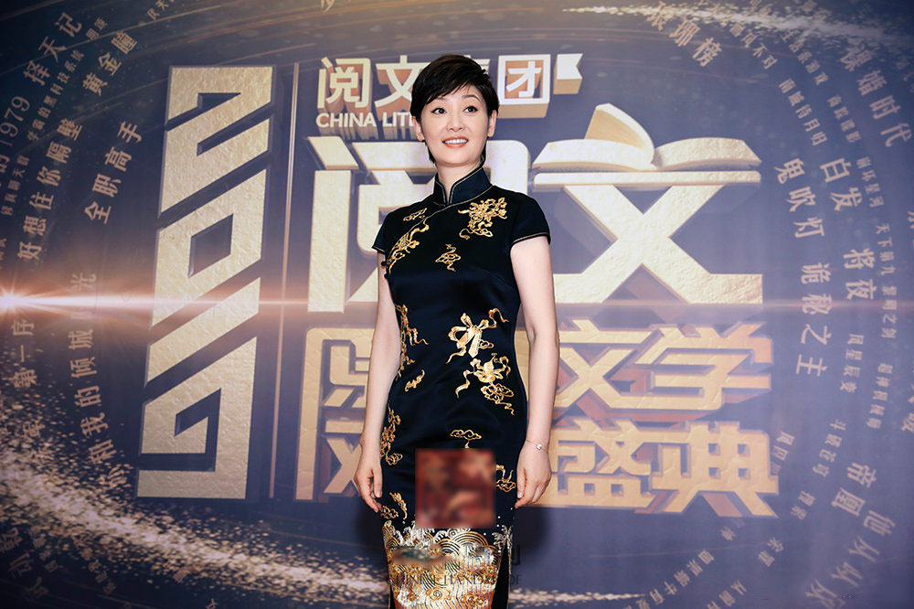 冯小刚娇妻徐帆53岁仍有气质穿黑色刺绣旗袍古典温婉气场全开