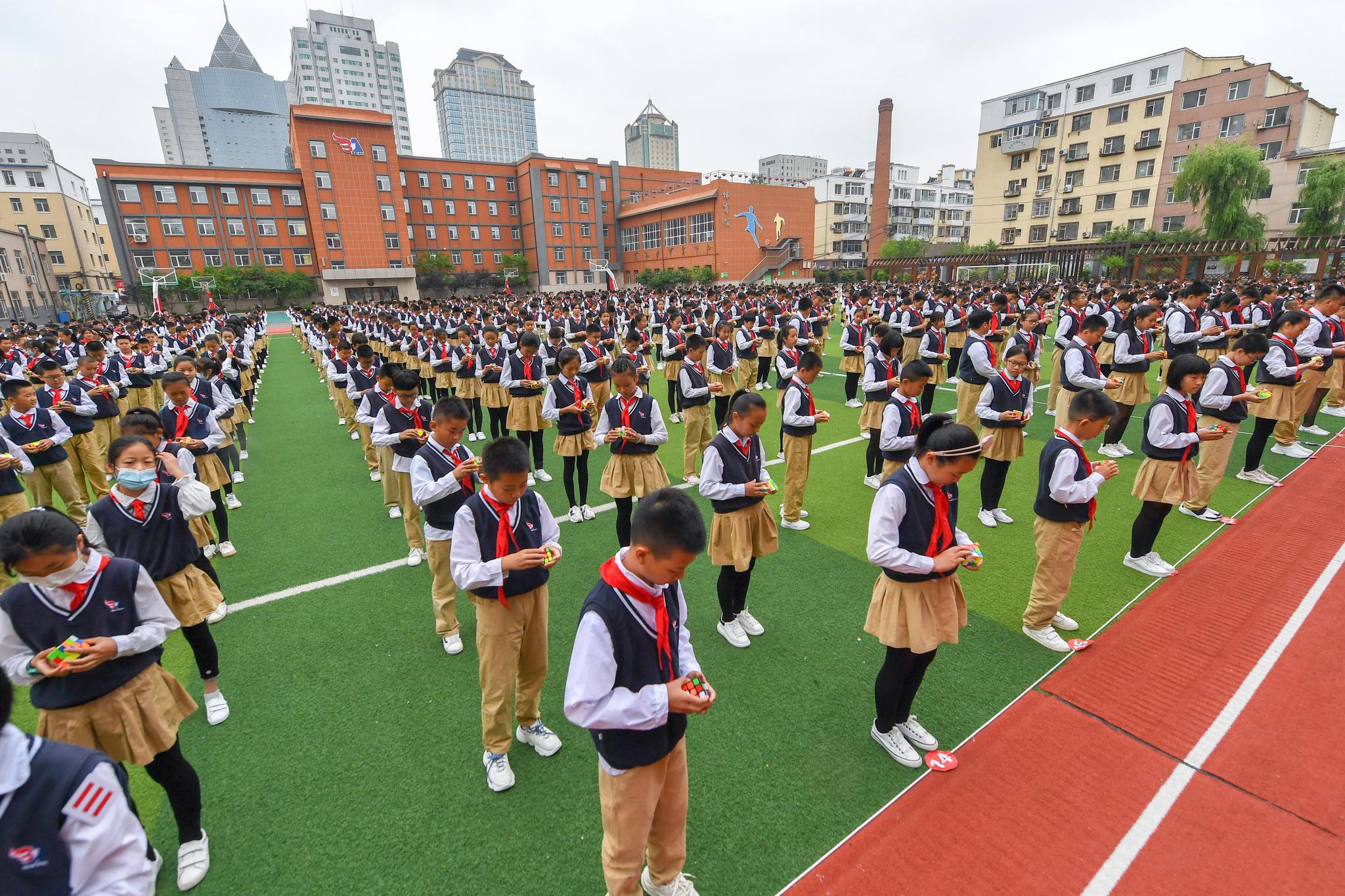 长春:千余名小学生同场挑战还原魔方|北安市|吉林省|小学_新浪新闻