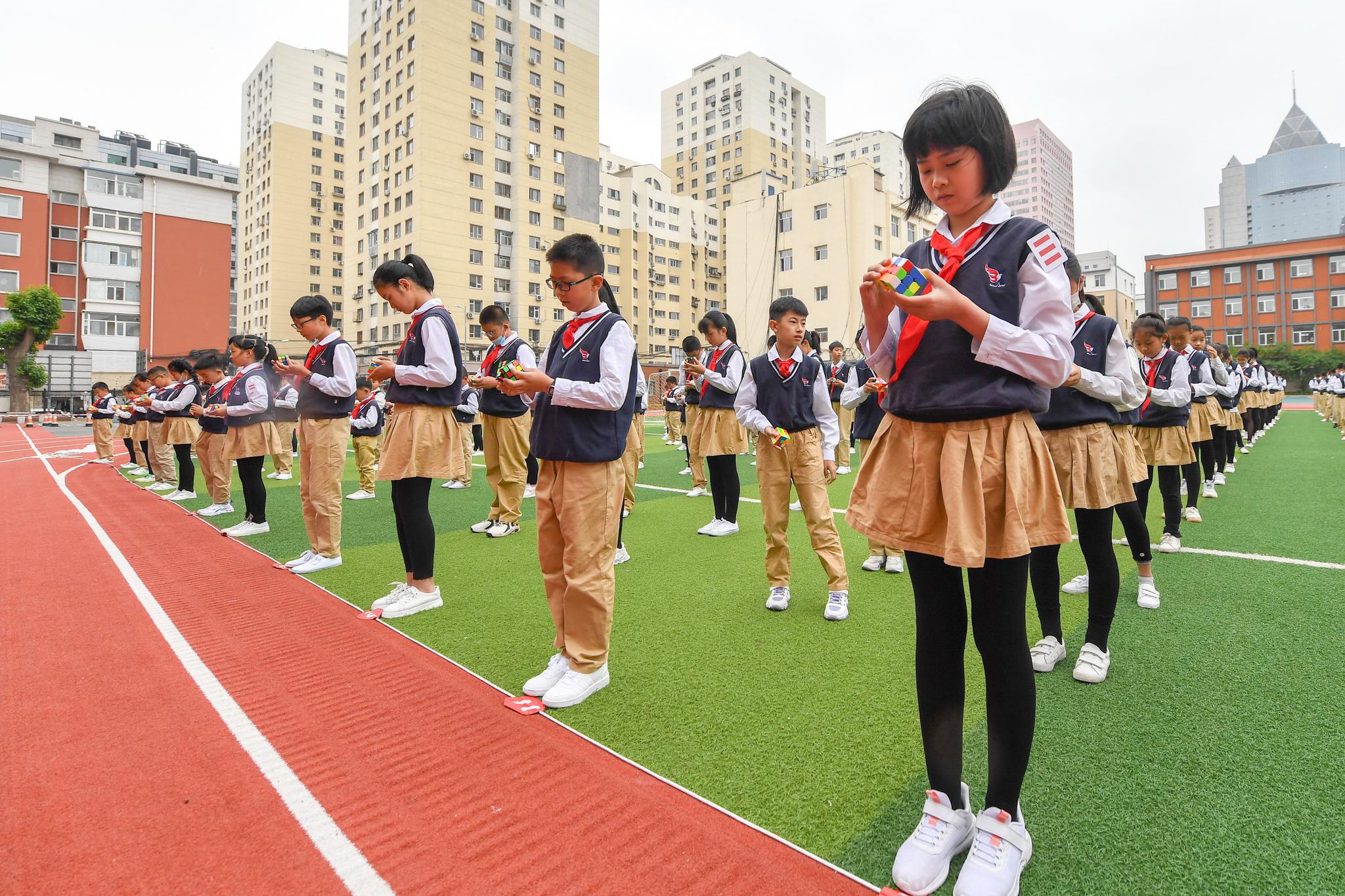 长春:千余名小学生同场挑战还原魔方|北安市|吉林省|小学_新浪新闻
