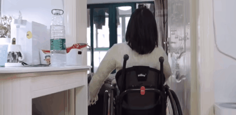 90后女孩瘫痪20余年,坐轮椅上班,出国旅游,游泳…网友:大写的佩服!