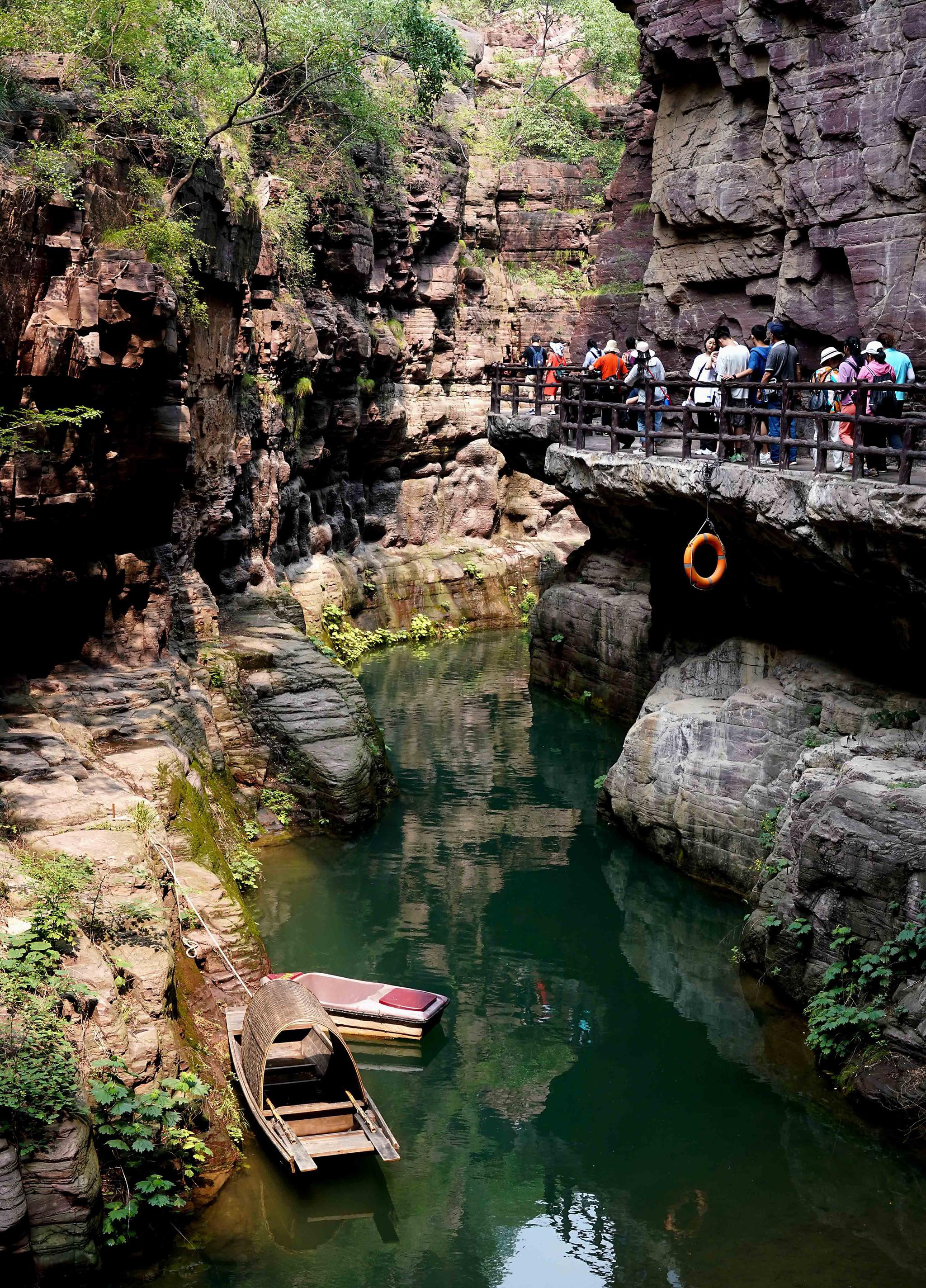 6月10日,游客在云台山红石峡景区游玩.新华社记者 李安 摄