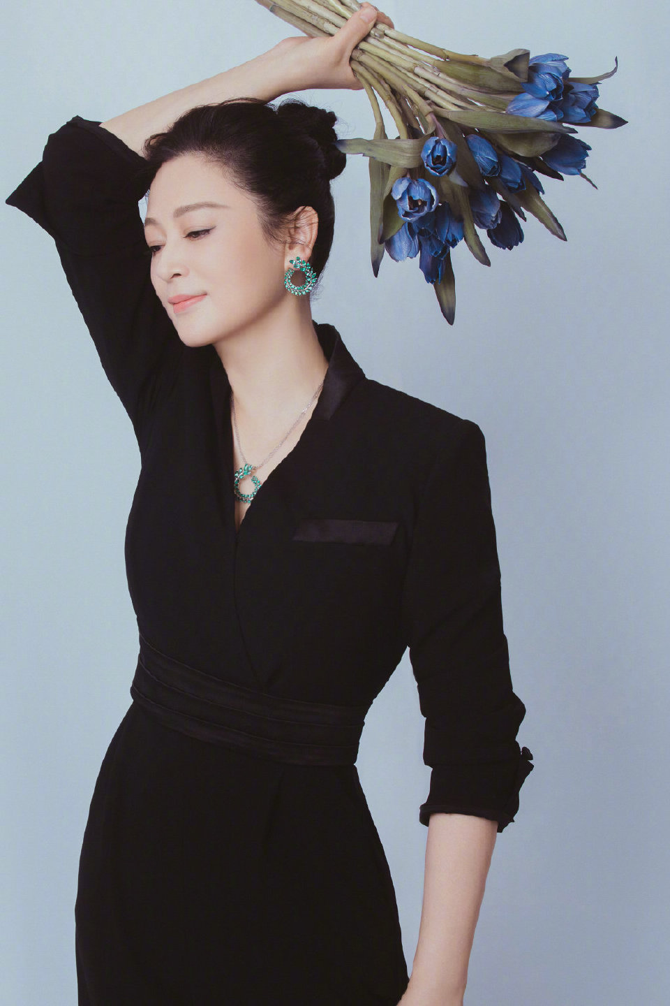 陈凯歌妻子现身上海电影节,52岁陈红穿深v西装又a又飒状态能打