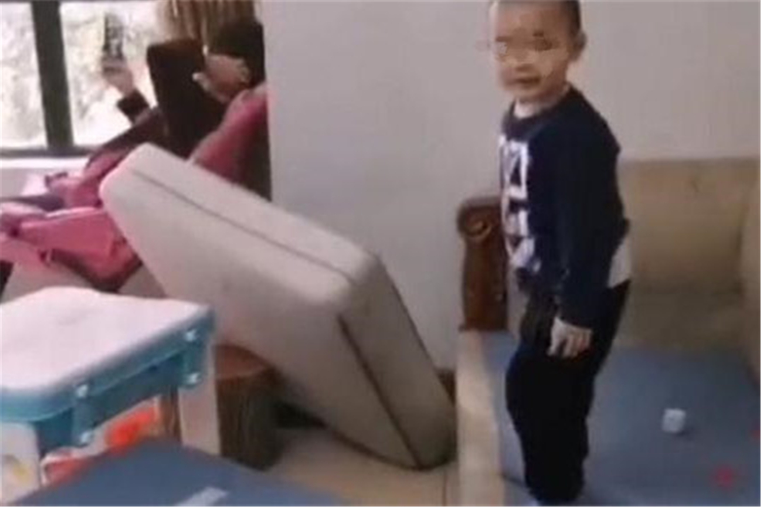 “佛系奶奶”带娃走红，对熊孩子拆家视而不见，躲阳台淡定玩手机休闲区蓝鸢梦想 - Www.slyday.coM