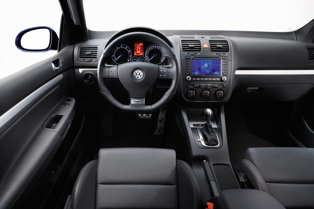 内饰方面,高尔夫r32同样非常低调,除了标准的蓝针仪表盘和桶形座椅