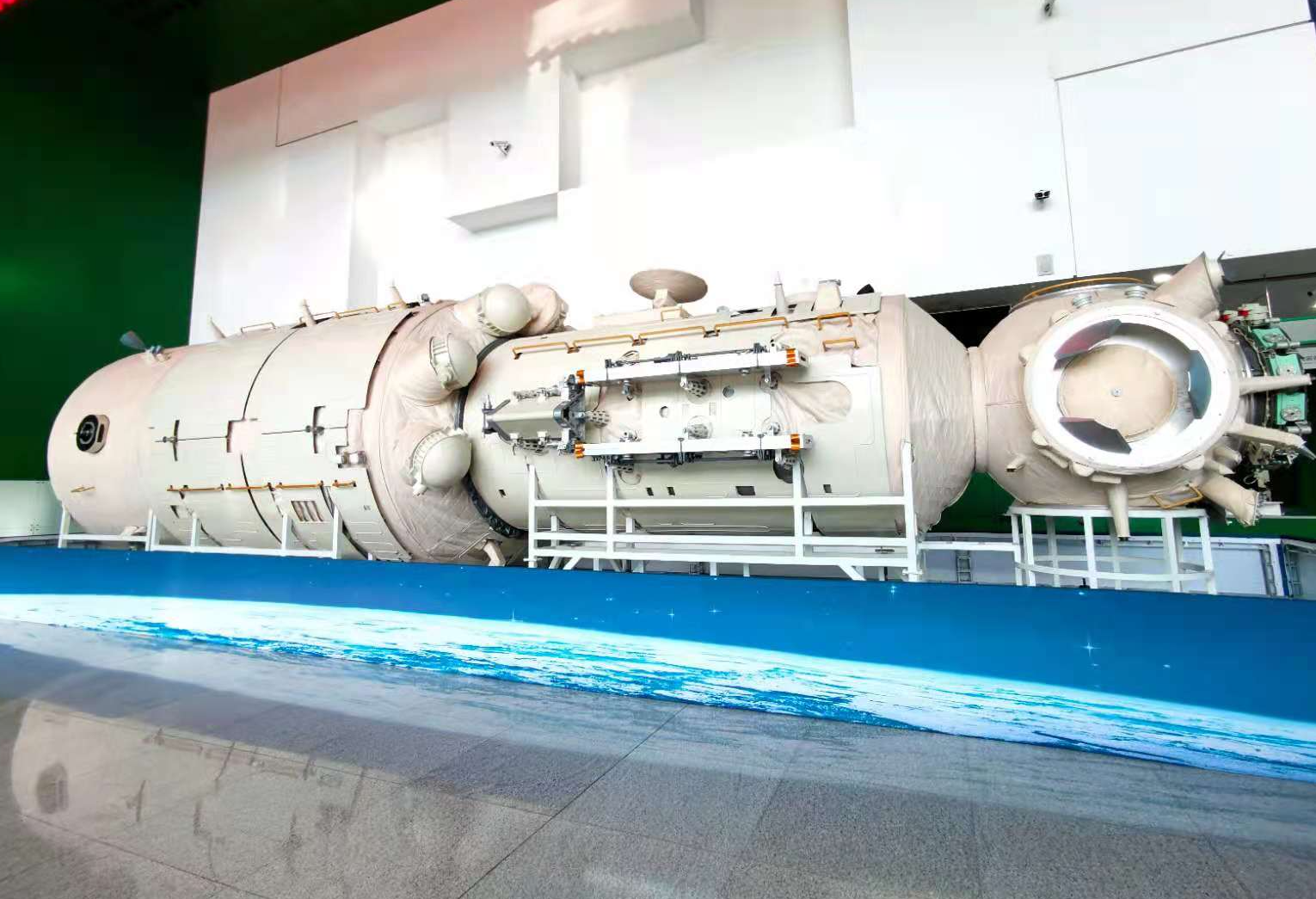 图为中国天河号核心舱模型在天舟2号和核心仓对接这样的大事曝光以后