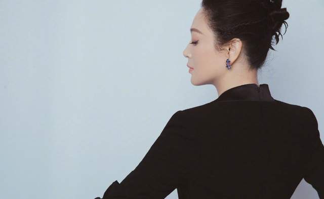 陈红走红毯与陈凯歌隔老远戴百万珠宝站边角生图面部皱纹真实