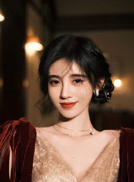 白玉兰颁奖典礼倪妮关晓彤抢镜谁注意到玩手机的鞠婧祎