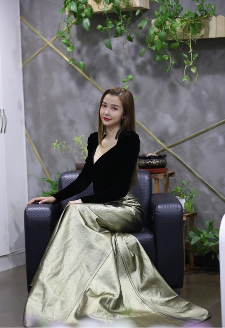 姚星彤穿v领上衣配开叉长裙亮相有一米八的感觉身材更是火辣