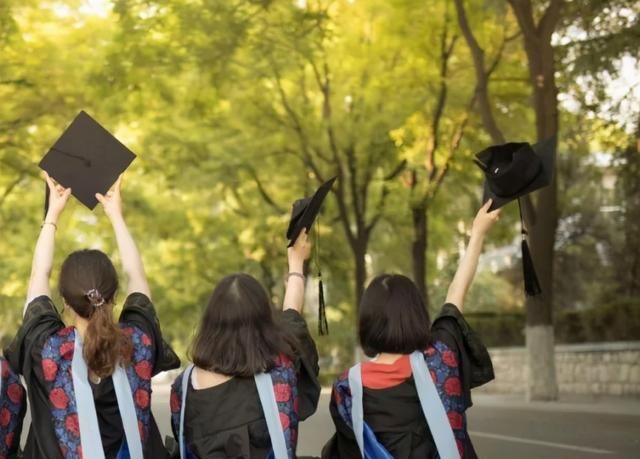 "我们难道不是大学生?"专科生穿学士服拍照被嘲,偏见何时能消