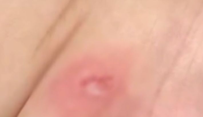 气愤!福建一大妈嫌婴儿车影响结账,竟用手掐破4个月大婴儿脚皮休闲区蓝鸢梦想 - Www.slyday.coM