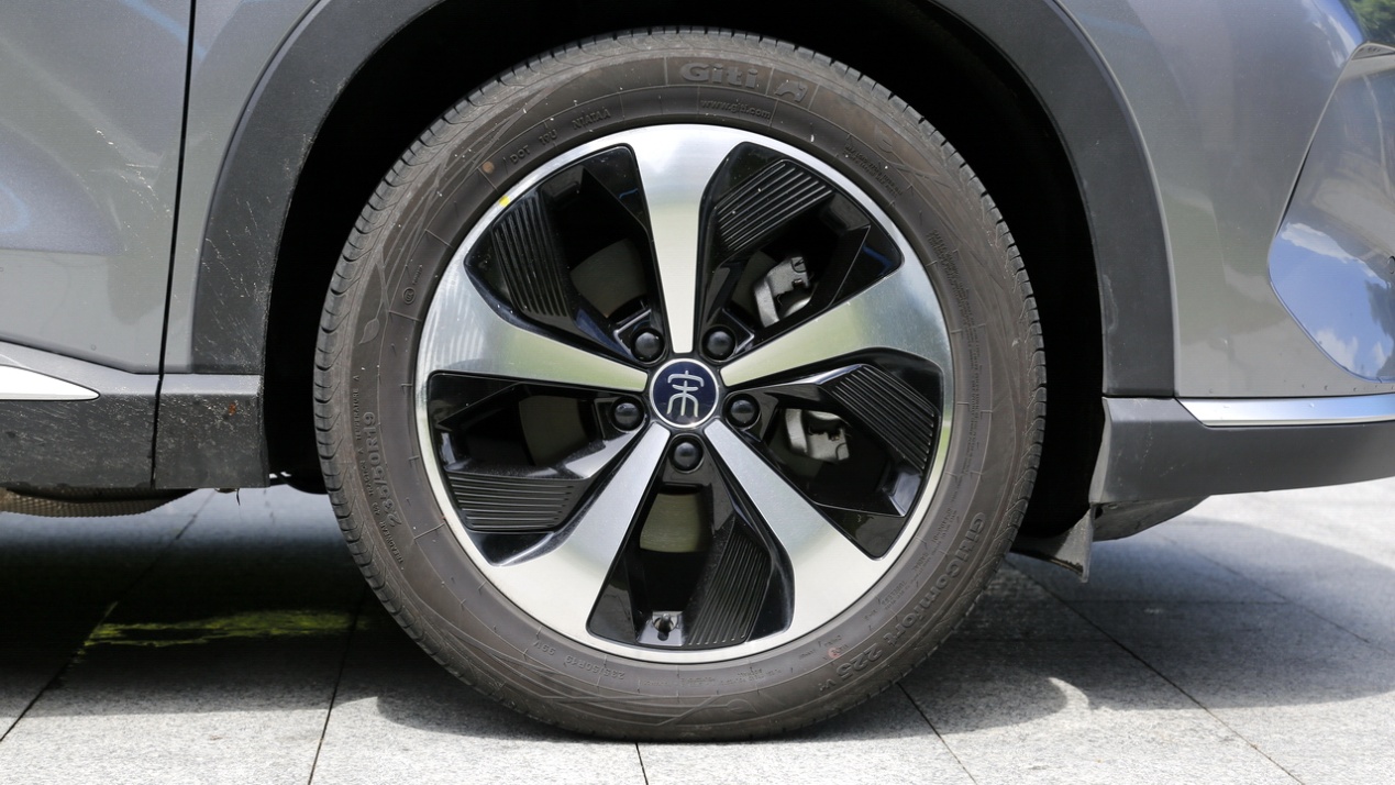 8英寸大屏,led大灯和日行灯,19英寸轮胎等等都是全系标配,这辆车就没