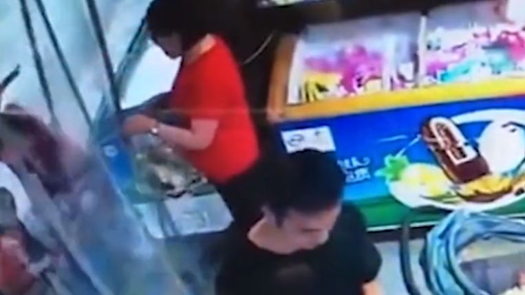 气愤!福建一大妈嫌婴儿车影响结账,竟用手掐破4个月大婴儿脚皮休闲区蓝鸢梦想 - Www.slyday.coM