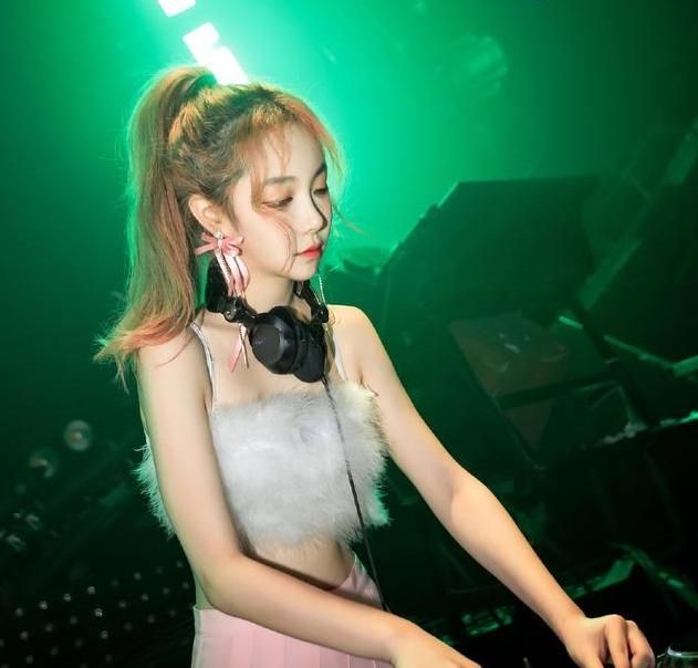 00后dj小美女细直双腿太吸睛运动让她风情万种