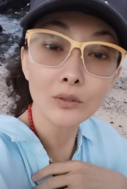 牛莉穿2万块夹克素颜出镜!皮肤白皙无瑕疵,唱高音飙不过父亲