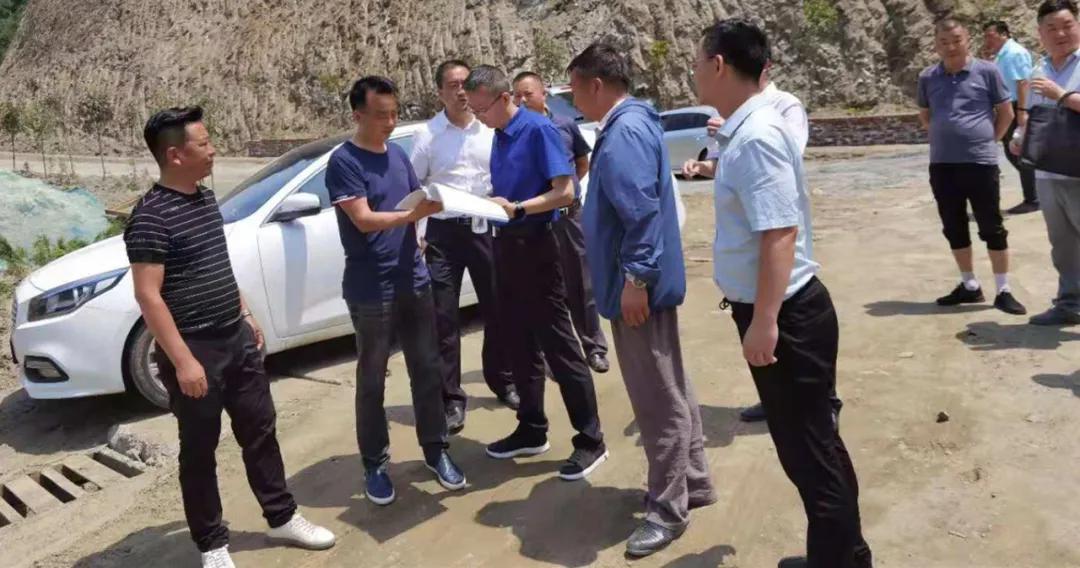 张洪峰一行先后到西乡县华武琉璃砖瓦厂和陕西振楠石材矿产有限公司