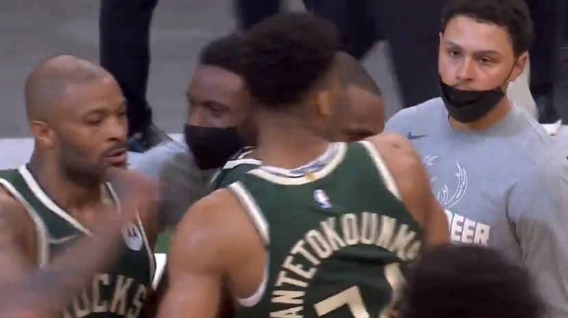 篮网绝平出手不中!格里芬抱头,KD沮丧,雄鹿队员拥抱+球迷欢呼休闲区蓝鸢梦想 - Www.slyday.coM 篮网绝平出手不中!格里芬抱头,KD沮丧,雄鹿队员拥抱+球迷欢呼休闲区蓝鸢梦想 - Www.slyday.coM