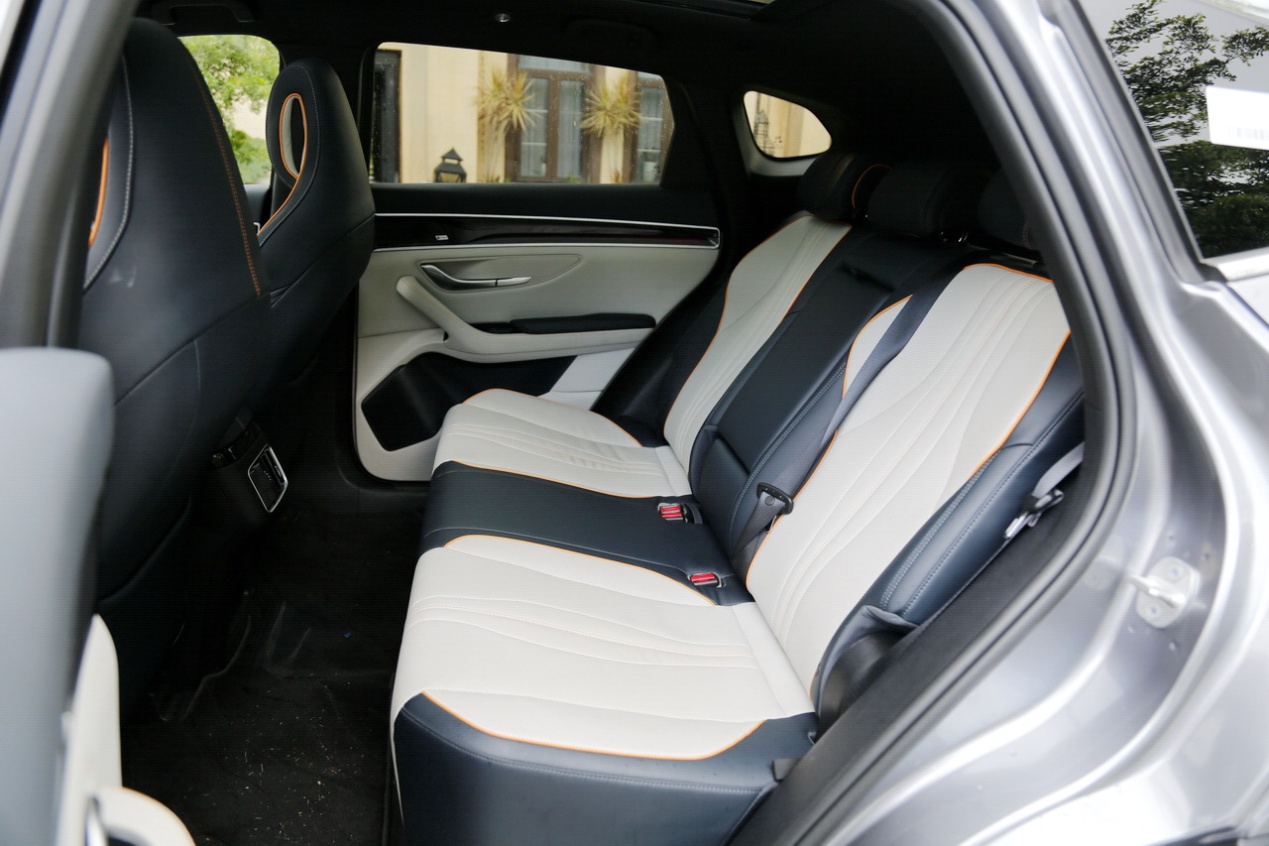 长轴距带来的最直接效果就是充裕的后排腿部空间,而且宋plus dm-i的