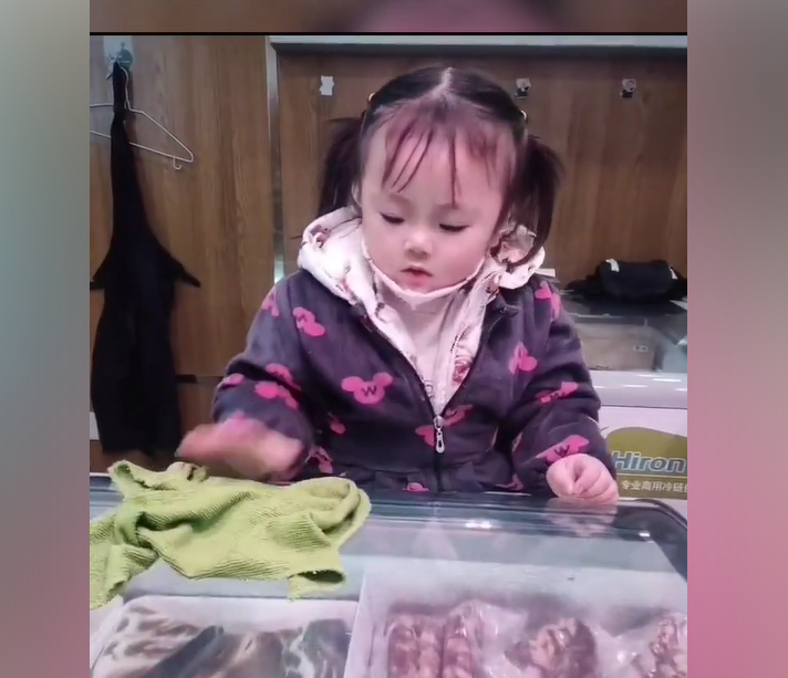 两年前火爆全网的“外卖宝宝”,因治愈系笑容吸粉无数,现状如何休闲区蓝鸢梦想 - Www.slyday.coM 两年前火爆全网的“外卖宝宝”,因治愈系笑容吸粉无数,现状如何休闲区蓝鸢梦想 - Www.slyday.coM