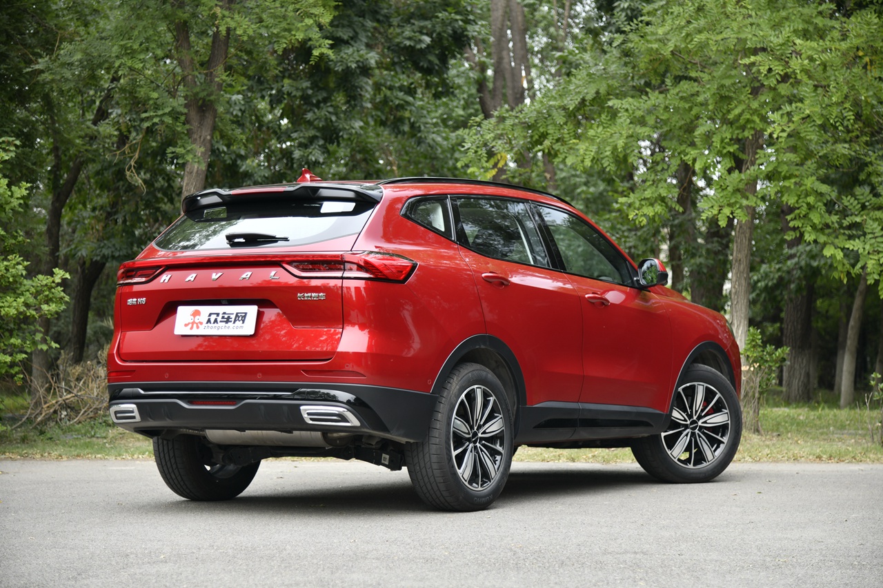 专属的轮圈样式很新颖,条幅粗细相间应用了亮黑色饰条点缀,内部的红色