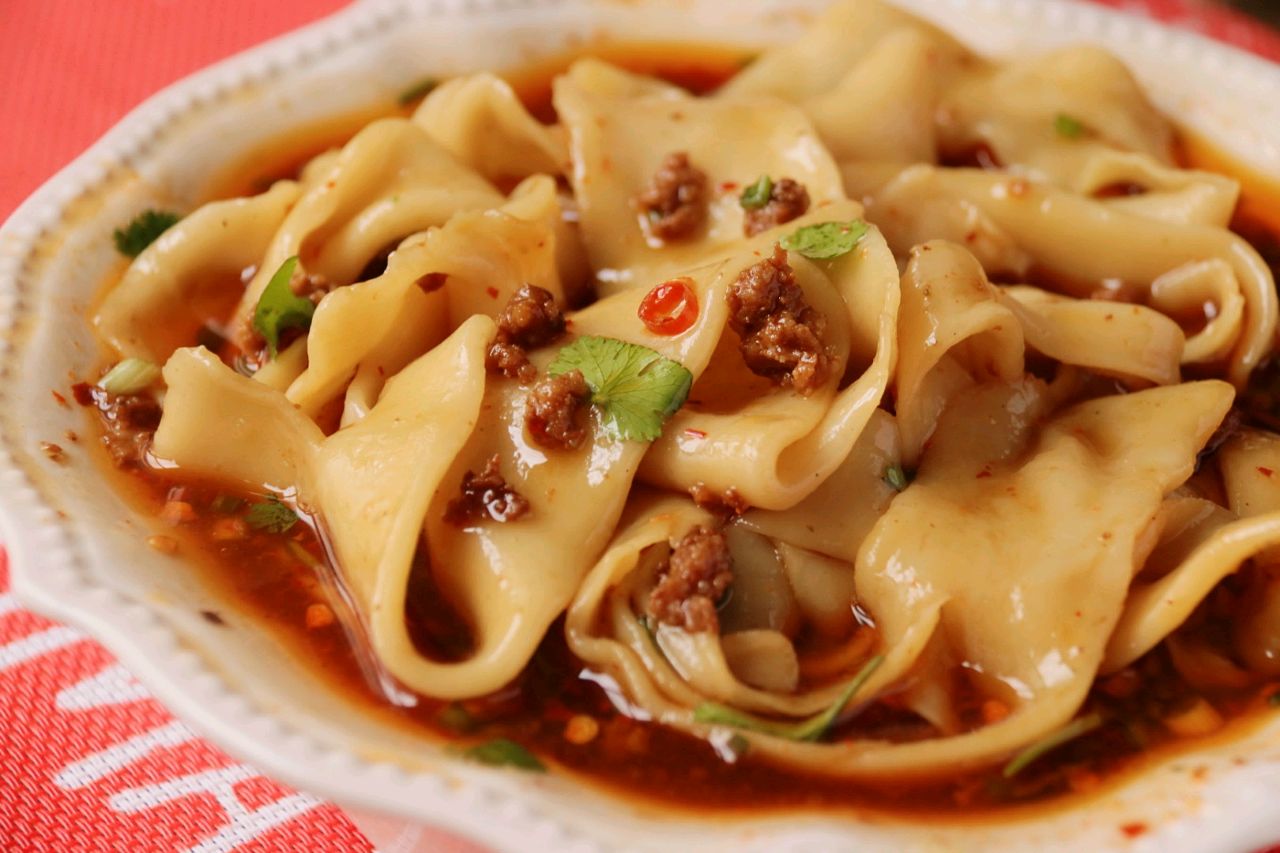 杂酱大碗宽面,秘制酱料吃了都说好,面条劲道弹牙,家常简单