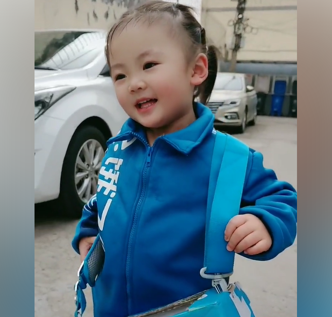 两年前火爆全网的“外卖宝宝”,因治愈系笑容吸粉无数,现状如何休闲区蓝鸢梦想 - Www.slyday.coM 两年前火爆全网的“外卖宝宝”,因治愈系笑容吸粉无数,现状如何休闲区蓝鸢梦想 - Www.slyday.coM