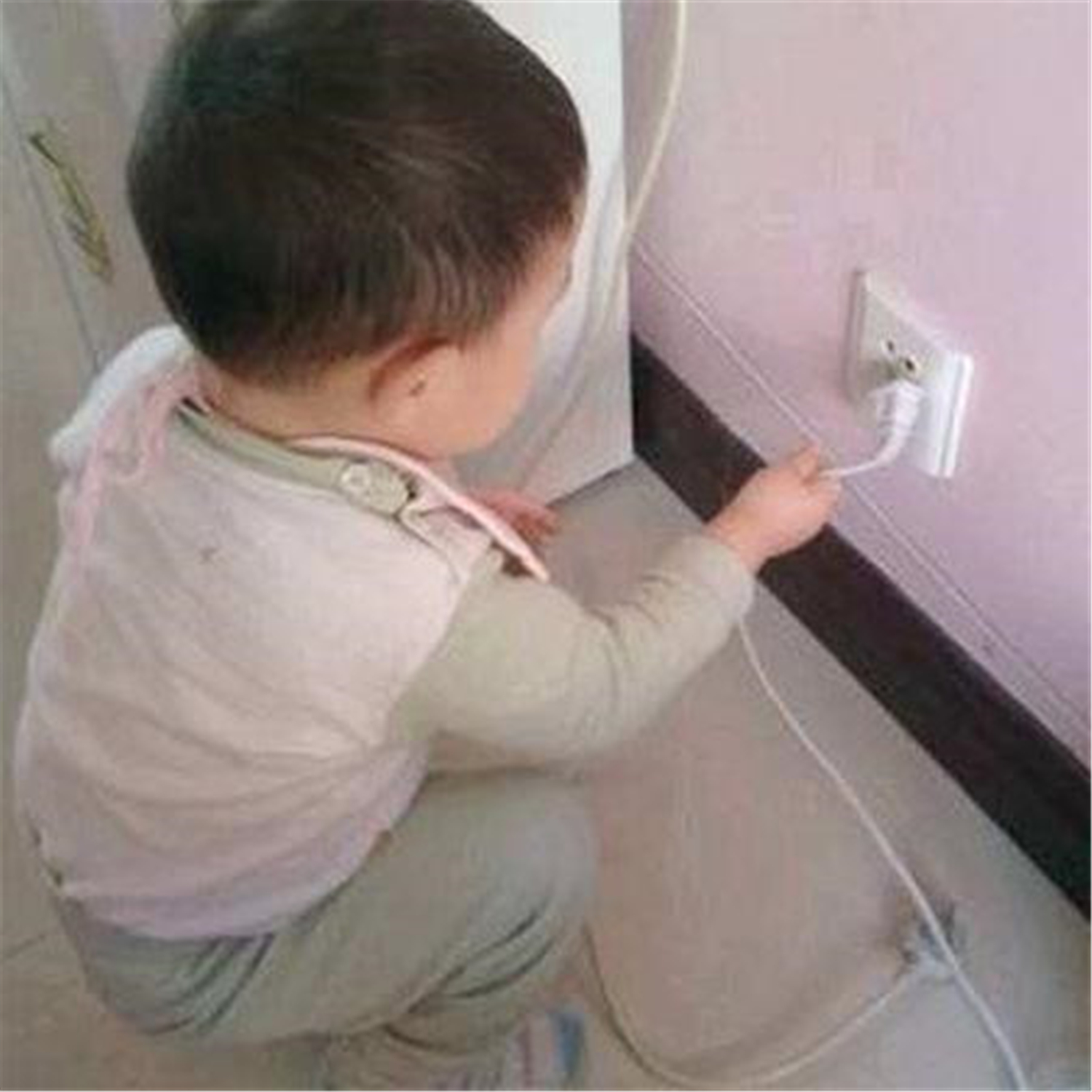 “佛系奶奶”带娃走红，对熊孩子拆家视而不见，躲阳台淡定玩手机休闲区蓝鸢梦想 - Www.slyday.coM