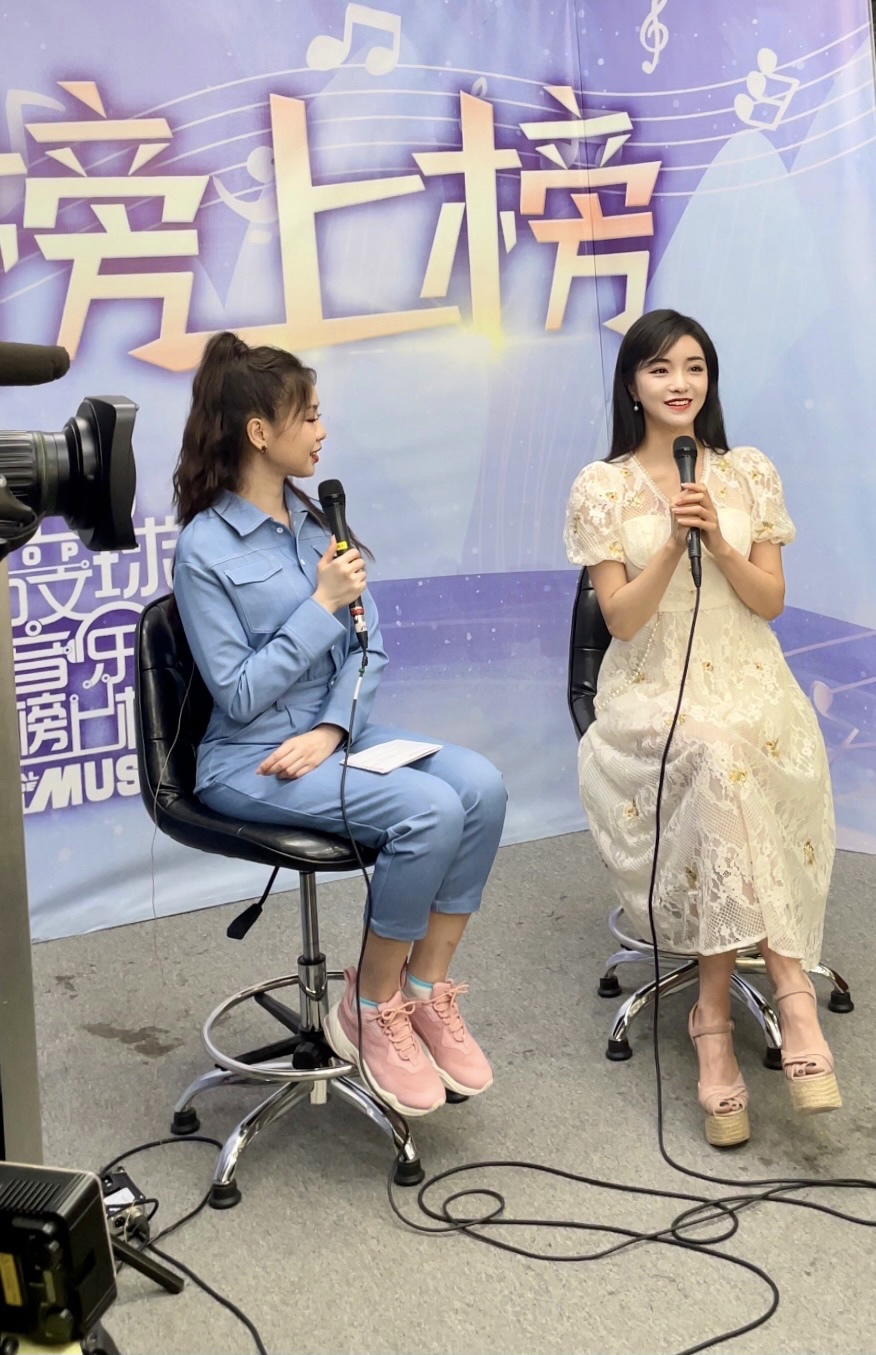 易铭亮相央视全球中文音乐榜上榜献唱为你而来饱含深情