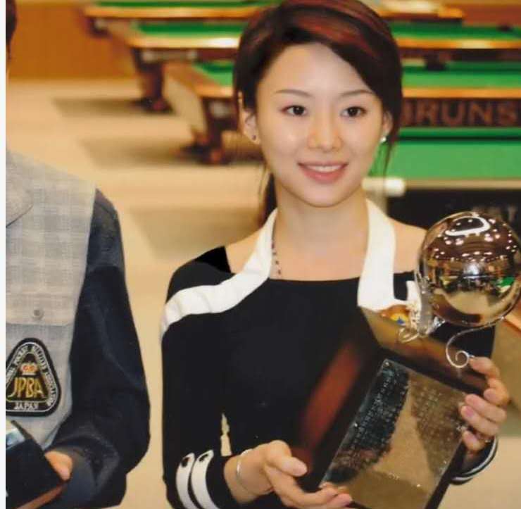 潘晓婷儿童照曝光,小圆脸单眼皮,如今变化大被质疑整容