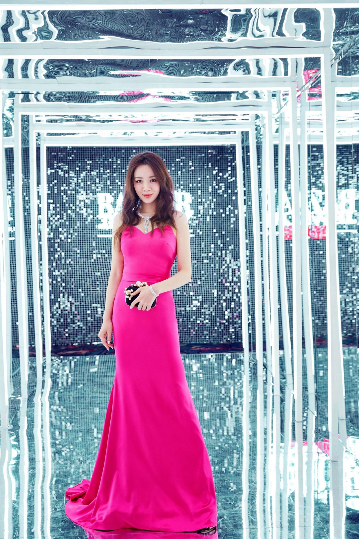 一袭玫红色缎面礼服优雅妩媚,小肚腩看着很明显|王晓晨|玫红色|缎面