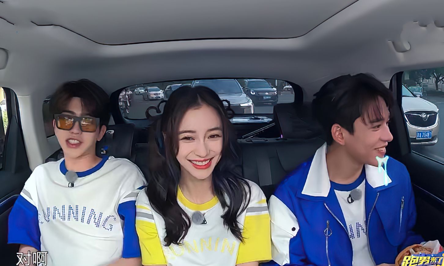 baby被蔡徐坤黄旭熙挤在中间避嫌坐姿太醒目哪个男生受得了