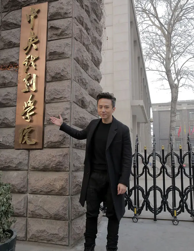 饭,到了1995年,邓超考入江西艺术职业学院,在恩师邓学东耳提面命之下