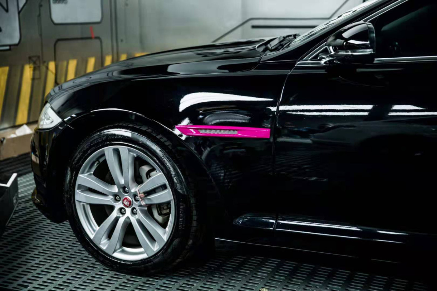 膜呗改色案例捷豹xj改色了钢琴黑这颜值谁能比