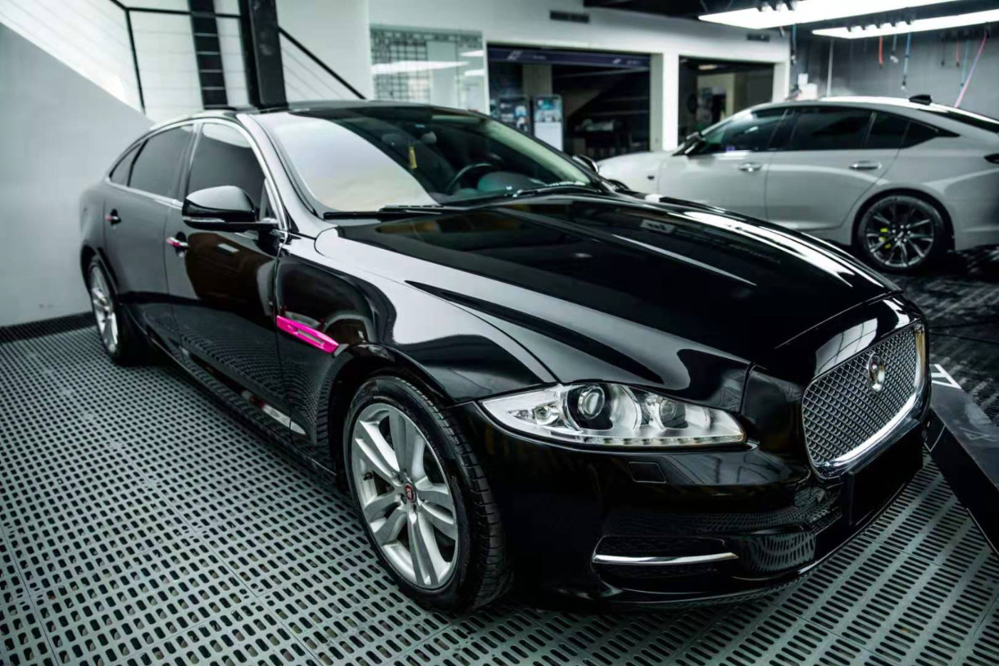 膜呗改色案例捷豹xj改色了钢琴黑这颜值谁能比