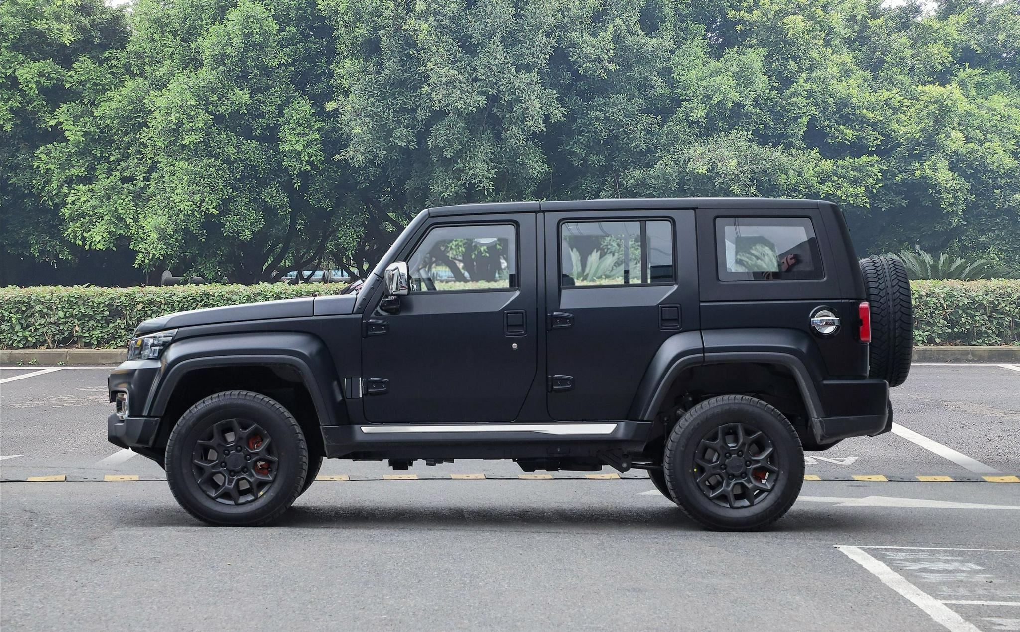 bj40竟然真得三连冠了全新硬派外观不输大g续航1000km