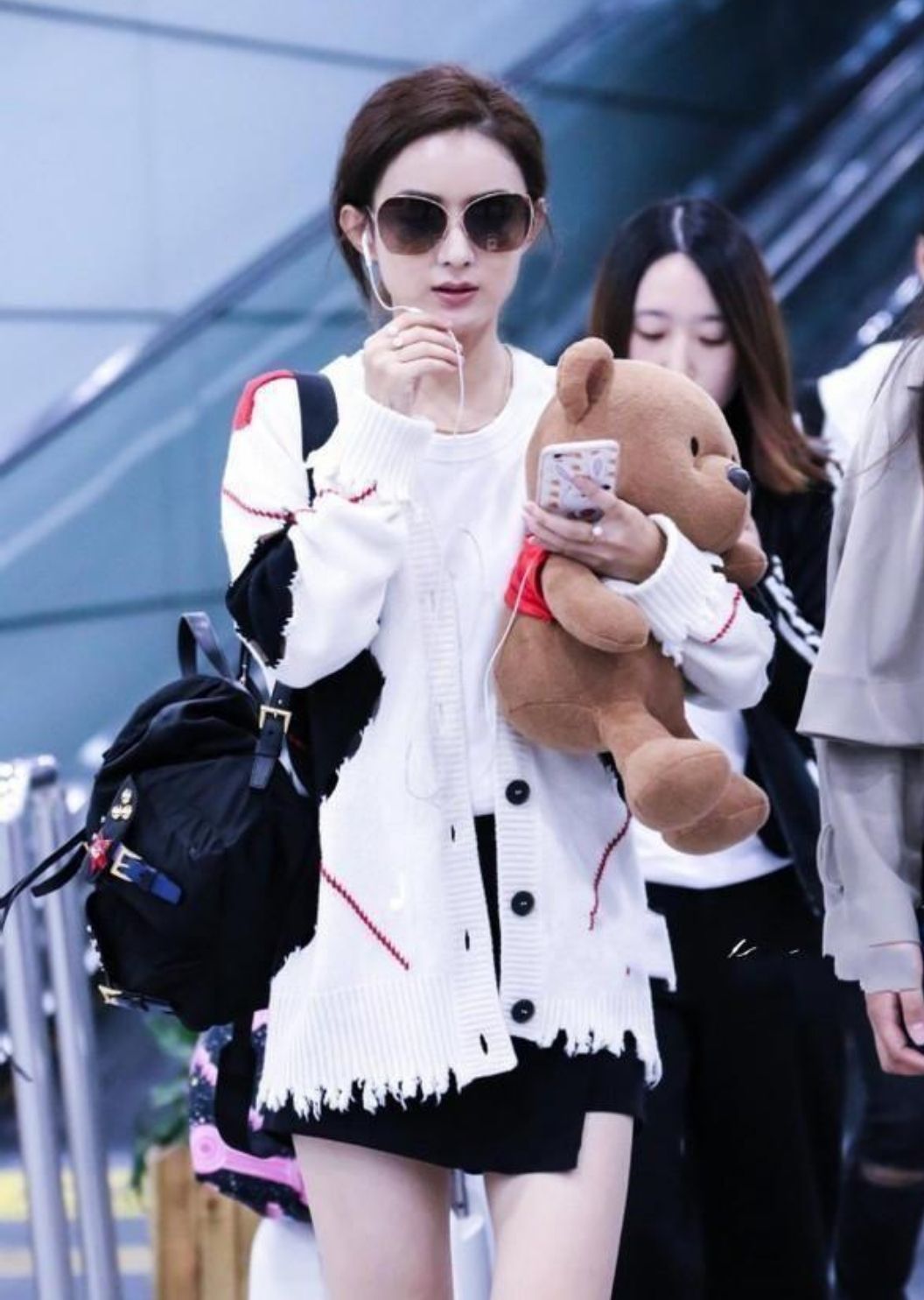 赵丽颖太适合针织开衫了,小脸蛋婴儿肥超可爱,笑起来像小仙女|开衫