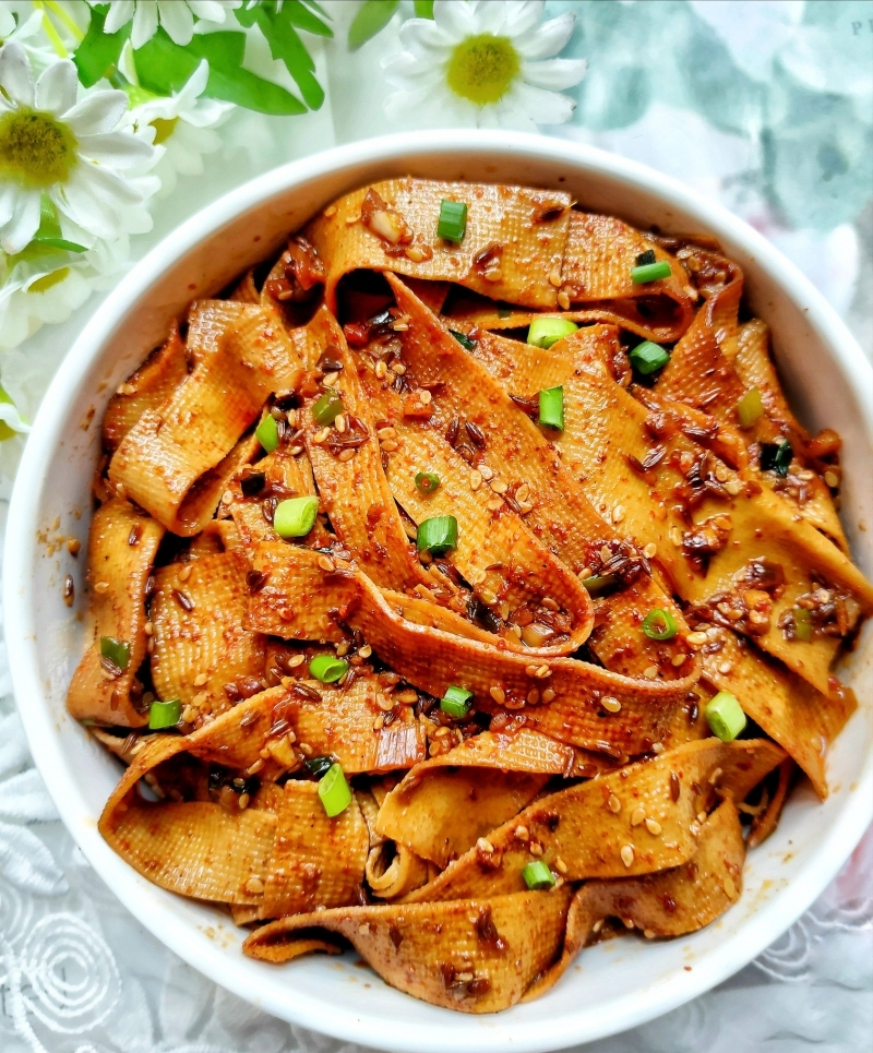 好吃上瘾的香辣孜然豆腐皮,比辣条好吃百倍
