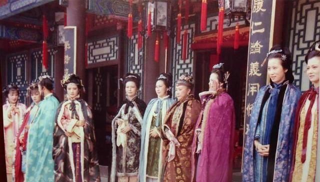红楼梦宁国府庶女嫁给四大家族的王家长子为妻生女王熙凤