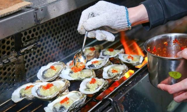 男子买生蚝吃,却在里面发现两只“小可爱”,网友:可遇而不可求休闲区蓝鸢梦想 - Www.slyday.coM 男子买生蚝吃,却在里面发现两只“小可爱”,网友:可遇而不可求休闲区蓝鸢梦想 - Www.slyday.coM