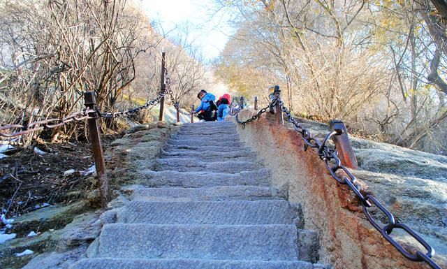 华山三大险:石阶370级,道士开凿,只能放半个脚,后面就是深渊